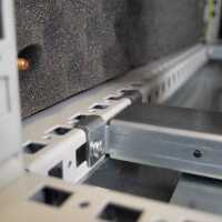 Schallgedämmter Serverschrank SCHÄFER IS-1 silenced - 43 HE - BxT 800x800 mm - Sichttür - Vollblechtür - Sockel - 4 Silent-Ventilatoren - lichtgrau