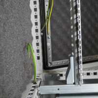 Schallgedämmter Serverschrank SCHÄFER IS-1 silenced - 43 HE - BxT 800x1000 mm - Sichttür - Vollblechtür - Sockel - 4 Silent-Ventilatoren - lichtgrau