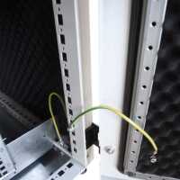 Schallgedämmter Serverschrank SCHÄFER IS-1 silenced - 43 HE - BxT 800x1000 mm - Sichttür - Vollblechtür - Sockel - 4 Silent-Ventilatoren - lichtgrau