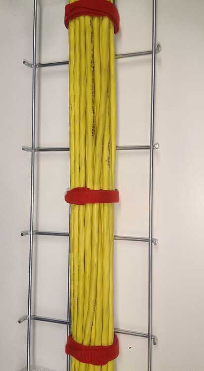 Gitter-Kabelrinne zur vertikalen oder horizontalen Kabelführung im/am Netzwerkschrank - 1,8 m Länge