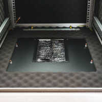 Schallgedämmter Serverschrank SILENCE RACK - 18 HE - 2 SILENT-Lüfter - 600 x 600 mm - Glastür - Rückwand - lichtgrau