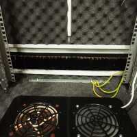 Schallgedämmter Serverschrank SILENCE RACK - 42 HE - 4 SILENT-Lüfter - 800 x 800 mm - Sichttür - Vollblechtür - lichtgrau