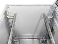 19"-Serverschrank SZE2 mit Cosmotec/Stulz Klimaanlage - Kühlleistung konfigurierbar von 300 bis 5600 W - 42 HE - BxT 800x1000 mm - Sichtfronttür - Vollblechrücktür - Sockel - lichtgrau