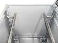 19"-Serverschrank SZE2 mit Cosmotec/Stulz Klimaanlage - Kühlleistung konfigurierbar von 300 bis 5600 W - 45 HE - BxT 800x1000 mm - Vollblechtüren - Sockel - lichtgrau