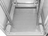 Serverschrank SZE2 mit Klimaanlage von Cosmotec/Stulz - Kühlleistung 300 bis 5600 W - 45 HE - 800x1200 mm - Vollblechtüren - Sockel - lichtgrau