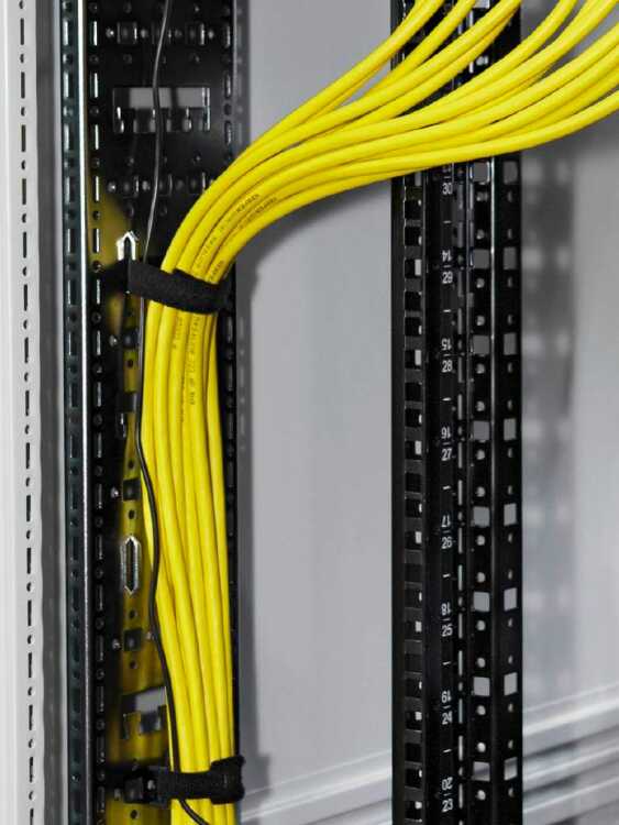 Kabeltrasse für vertikale Kabelführung oder PDUs in VX IT von RITTAL mit Aussenhöhe 2200 mm - Breite 145 mm - schwarz