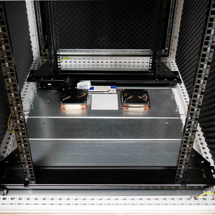 Schallgedämmter 19-Serverschrank VX IT Rack RITTAL - bis 85% silenced - 42 HE - BxT 800x1.000 mm - Sicht-/Vollblechtür - lichtgrau