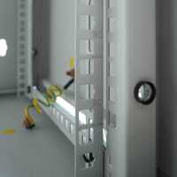 19"-Netzwerkschrank SWA von IT-BUDGET - 4 HE - BxT 570 x 350 mm - Sichttür - Seiten abnehmbar - Wand- + Standmontage - lichtgrau