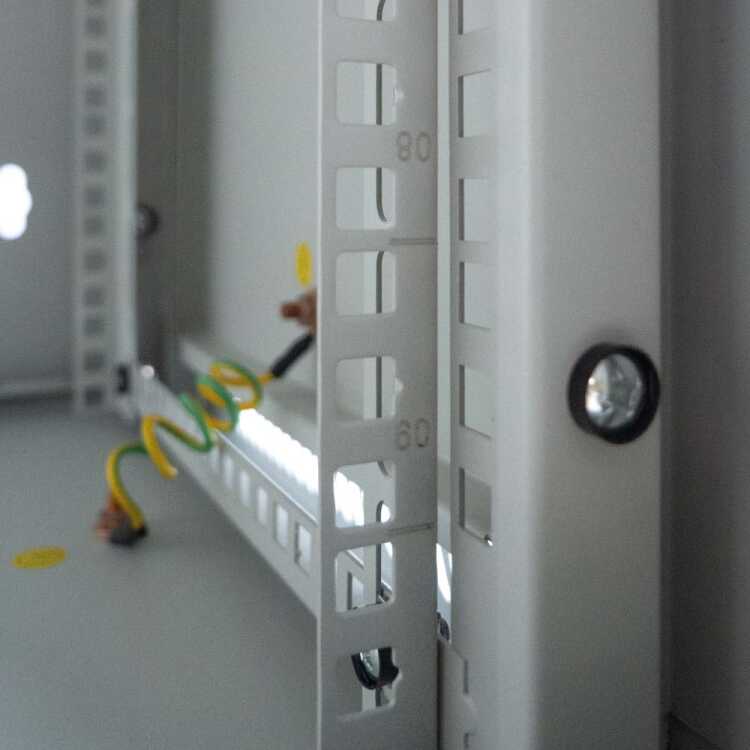 19-Netzwerkschrank - 12 HE - BxT 570 x 600 mm - Sichttür - Seiten abnehmbar - Wand- + Standmontage - lichtgrau