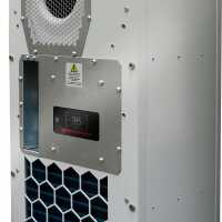 Wandanbau-Kühlgerät Blue e+ Outdoor von RITTAL - Kühlleistung 2500 W - 240 V 1 phasig - 380-480 V 3 phasig - BHT 465x1640x260 mm - elektrische Kondensatverdunstung - Aluminium - lichtgrau