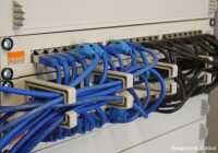 19"-Kabeldurchführungsplatte mit 5 Kabelbügel aus stabilem Kunststoff-Profil - Bügelgröße HxT 44x70 mm - 1 HE - lichtgrau