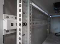 19"-Serverschrank SRK von IT-BUDGET - Komplettset - 42 HE - BxT 600x1000 mm - perforierte Doppeltüren vo + hi - 4 Aktiv-Lüfter - Flatpack - lichtgrau