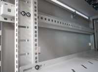 19"-Netzwerkschrank SRK von IT-BUDGET - Komplettset - 27 HE - BxT 600x800 mm - Sicht-/Vollblechtür - 4 Aktiv-Lüfter - Flatpack - lichtgrau