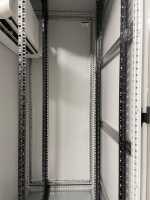 19"-Serverschrank VX IT von RITTAL mit MITSUBISHI Klimagerät - 42 HE - BxT 800x1200mm - Luftdurchsatz 558 m³/h - Kühlleistung 2000 W - Sichttür - Vollblechrücktür - lichtgrau