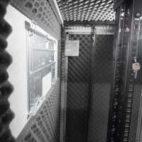 Schallgedämmter 19"-Serverschrank VX IT von RITTAL mit MITSUBISHI Klimagerät - 24 HE - BxT 800x1200mm - Luftdurchsatz 678 m³/h - Kühlleistung 3500 W - Sichttür - Vollblechrücktür - lichtgrau