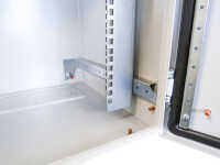 19"-Netzwerkschrank RESISTER Pro mit Regendach - IP66 für Outdoor + Industrie - Vollblechtür - 7 HE - 600x400 mm - lichtgrau