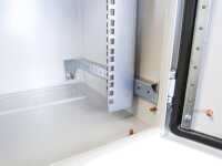 19"-Netzwerkschrank RESISTER Pro mit Regendach - IP66 für Outdoor + Industrie - Sichttür - 9 HE - 600x400 mm - lichtgrau