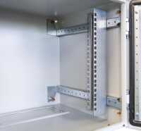 19"-Netzwerkschrank RESISTER Pro mit Regendach - IP66 für Outdoor + Industrie - Vollblechtür - 9 HE - 600x400 mm - lichtgrau