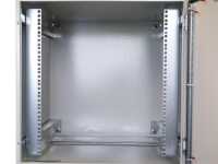 19"-Netzwerkschrank RESISTER Pro mit Regendach - IP66 für Outdoor + Industrie - Sichttür - 16 HE - 600x600 mm - lichtgrau