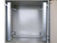 19"-Netzwerkschrank RESISTER Pro mit Regendach - IP66 für Outdoor + Industrie - Vollblechtür - 12 HE - 600x600 mm - lichtgrau