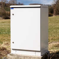 19"-Netzwerkschrank RESISTER Pro mit Regendach und Sockel - IP66 für Outdoor + Industrie - Vollblechtür - 16 HE - 600x600 mm - lichtgrau