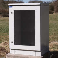 19"-Netzwerkschrank RESISTER Pro mit Regendach und Sockel - IP66 für Outdoor + Industrie - Sichttür - 9 HE - 600x400 mm - lichtgrau