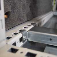 Schallgedämmter Serverschrank SCHÄFER IS-1 silenced - 25 HE - BxT 600x800 mm - Sichttür - Vollblechtür - Sockel - 2 Silent-Ventilatoren - lichtgrau