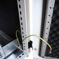 Schallgedämmter Serverschrank SCHÄFER IS-1 silenced - 25 HE - BxT 600x800 mm - Sichttür - Vollblechtür - Sockel - 2 Silent-Ventilatoren - lichtgrau